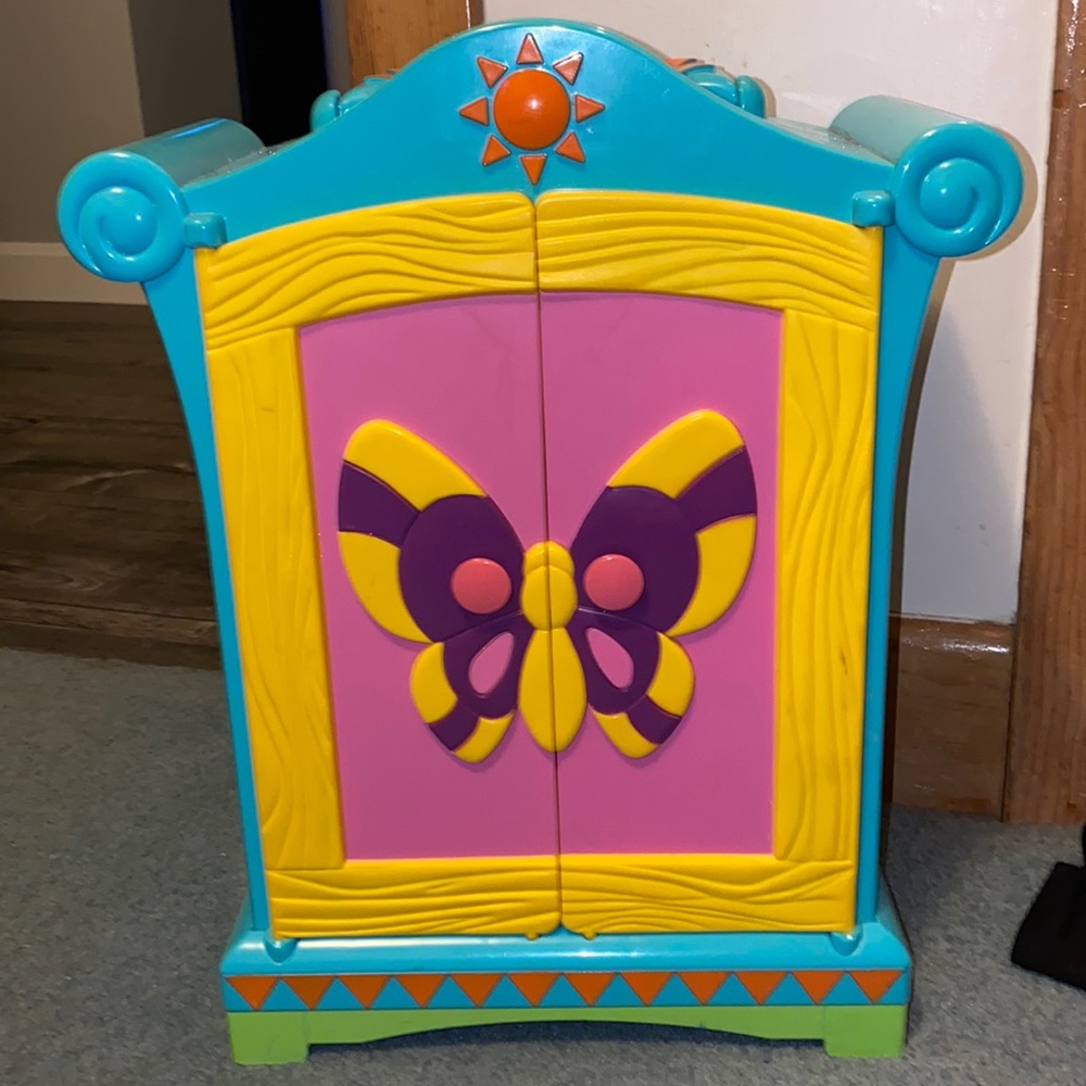 Dora Closet